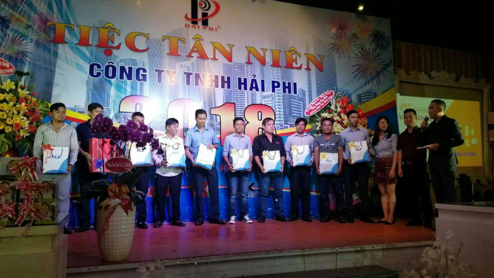 Hoạt động khuyến mãi 1/2018 ( Mr.Yang trao quà cho các đại lý)