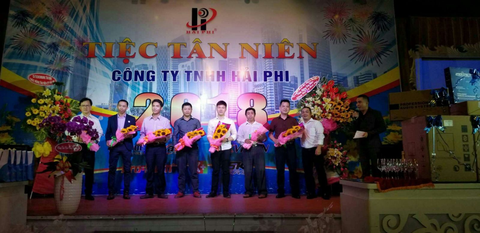Cty Hải Phi tặng hoa cho các nhà cung cấp