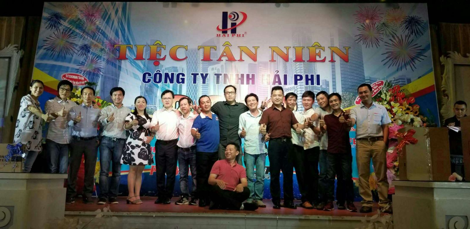 Ảnh chụp tập thể các nhà phân phối và đại lý 